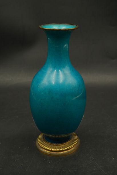null Vase balustre en porcelaine émaillée bleue, le pied en bronze à décor rayonnant....