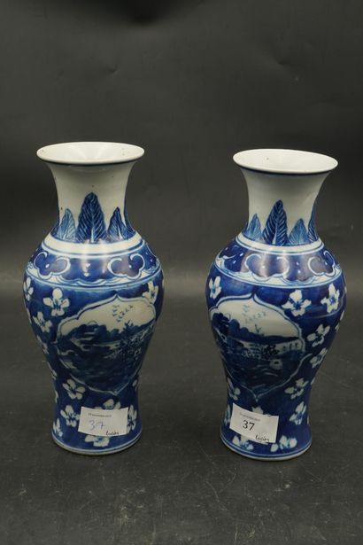 null CHINE, XXe. Paire de vases balustre en porcelaine à décor en camaïeu bleu de...