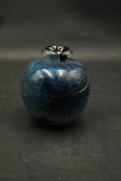 null François LE LONQUER (1945-1991). Vase pomiforme en verre soufflé, le fond bleuté,...