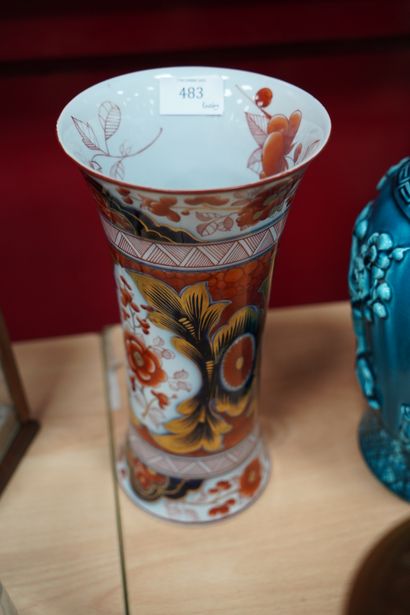 null BAYEUX, vase cornet en céramique émaillée à décor Imari. En l'état.