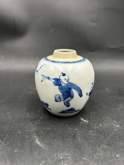 null Chine, XIXe siècle. Petit vase boule en porcelaine blanc bleu d'enfants jouant....