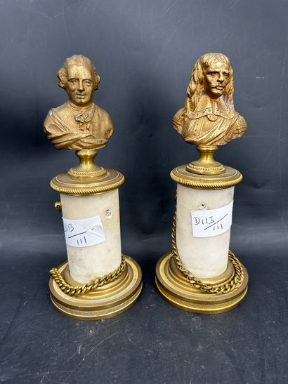 null Deux bustes en bronze figurant Molière et un gentilhomme, reposant sur une colonne...