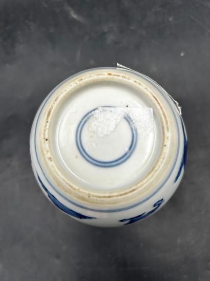 null Chine, XIXe siècle. Petit vase boule en porcelaine blanc bleu d'enfants jouant....