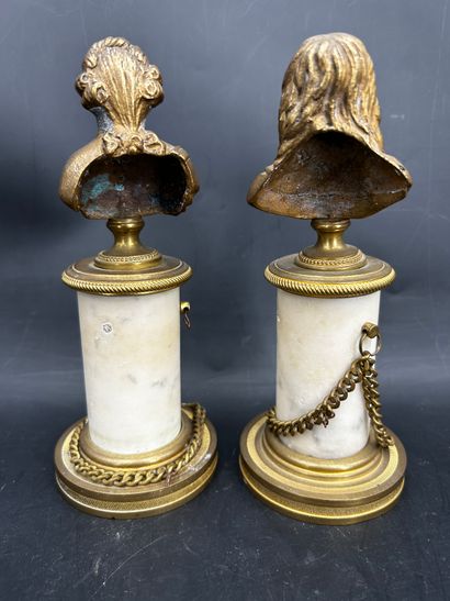 null Deux bustes en bronze figurant Molière et un gentilhomme, reposant sur une colonne...