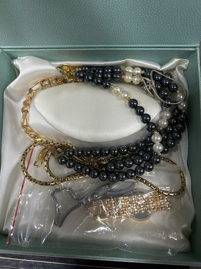 null Réunion de bijoux fantaisie dont bracelet et colliers SWAROVSKI. En l'état.