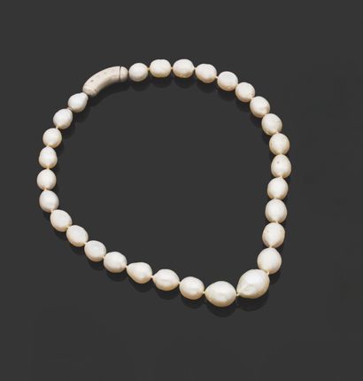 null COLLIER DE PERLES BAROQUES. 
Formé de vingt-neuf perles de culture d’Australie...