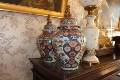null Paire de vases couverts en porcelaine à décor Imari, les prises des couvercles...