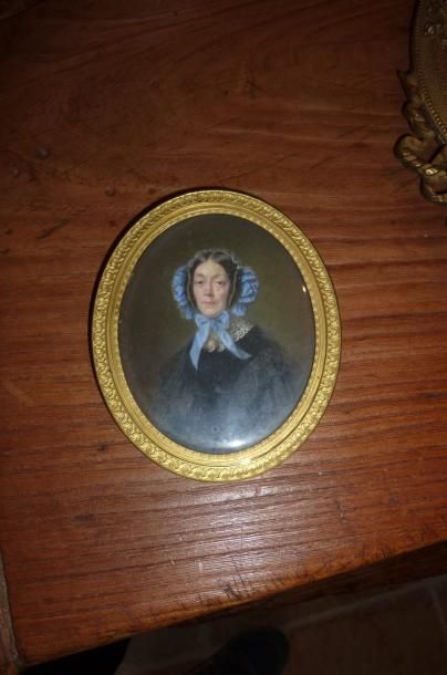 Ecole française vers 1850 Portrait de femme à la coiffe bleue, miniature ovale sur...