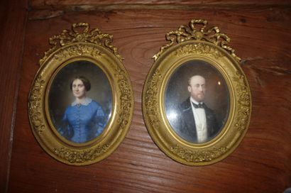 Mme MONVOISIN Portraits d'homme et de dame de qualité, paire de miniatures ovales...