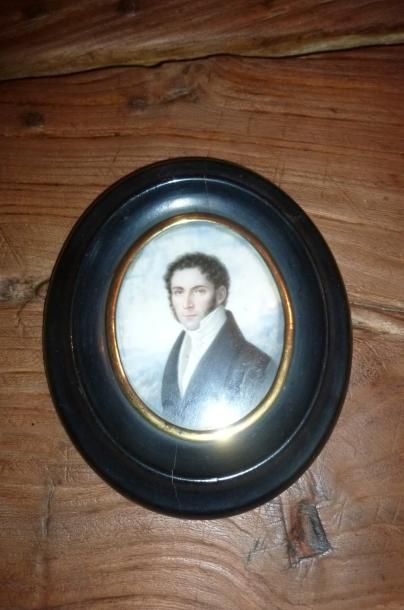 Mme MONVOISIN Portrait d'homme en redingote, petite miniature ovale, cadre en bois...