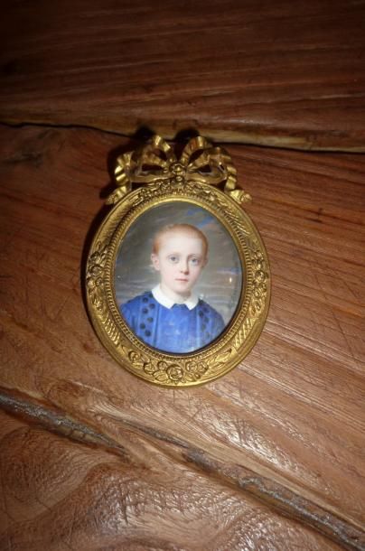 Mme MONVOISIN Portrait de garçonnet, miniature ovale sur ivoire dans un cadre en...