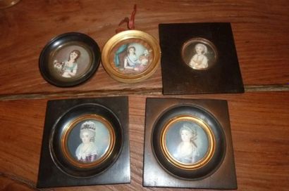 null Lot de cinq portraits de femmes, miniatures sur ivoire. XVIIIe s