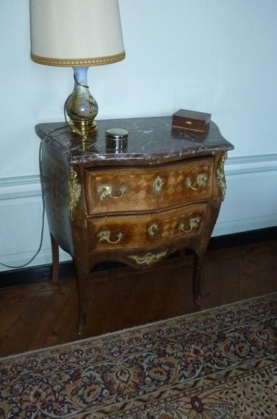 null Petite commode en bois plaqué, 2 tiroirs, plateau de marbre, style Louis XV
