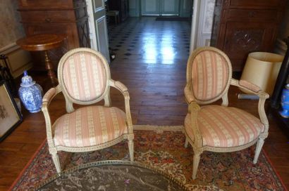 null Paire de fauteuils cabriolet à dossier médaillon, style Louis XVI