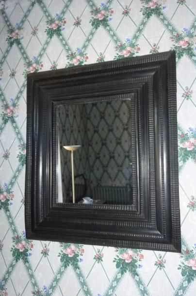 null Glace rectangulaire à doucine inversées en bois noirci, style Louis XIII