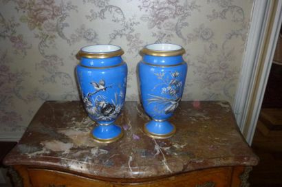 null Paire de vases en porcelaine à décor d'oiseaux en grisaille sur fond bleu