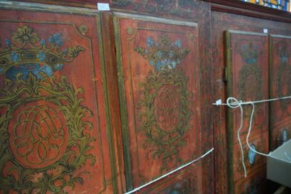null UZES, Deux armoires en bois polychrome à deux ventaux à décor de rinceaux, médaillons...