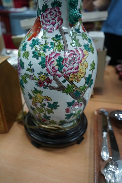 null Vase en céramique émaillée polychrome à décor floral, dans le goût chinois,...