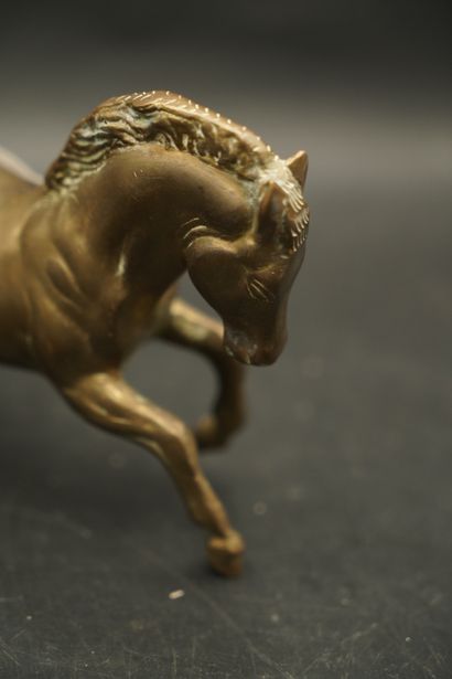 null Réunion de quatre statuettes en métal patiné et doré : angelots, cheval, élégante....
