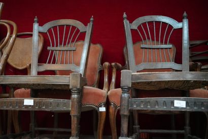 null Deux fauteuils cabriolet en bois naturel, style Louis XV ; deux chaises en bois...