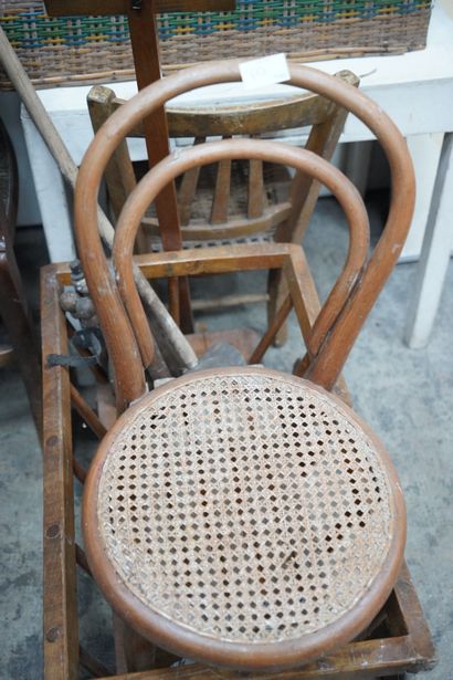 null Réunion de meubles de style rustique, dont un fauteuil provençale paillé ; deux...