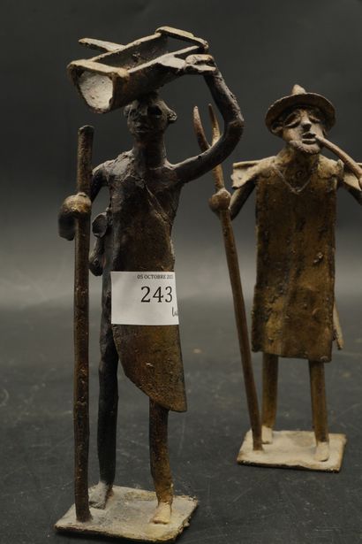 null Réunion de trois statuettes africaines en métal doré et patiné. En l'état.