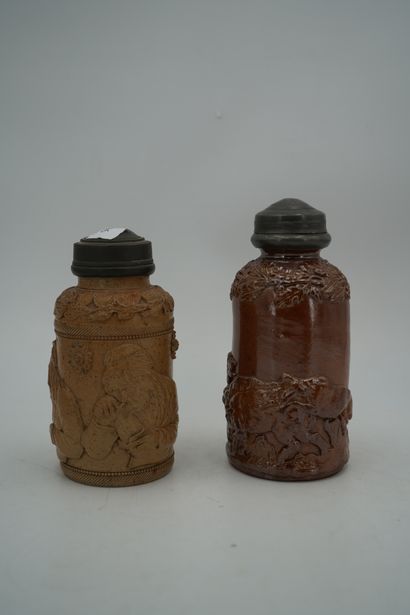 null Beauvaisis, deux pots à tabac en grès émaillé à décor en applique d’une priseuse...