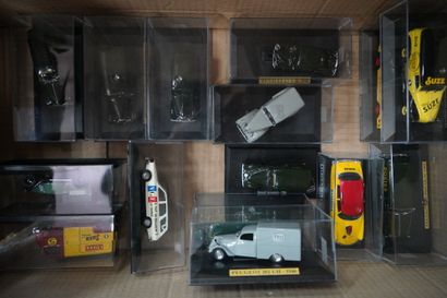null Réunion de 15 véhicules miniatures dans leur boite comprenant : SAVIEM SG2 ;...