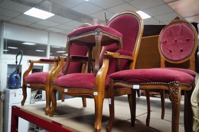 null Deux fauteuils Voltaire, deux tabourets et une chaise dossier médaille en bois...