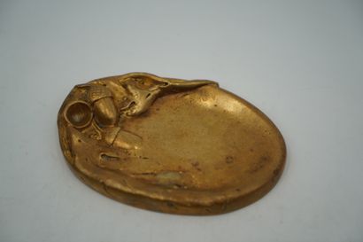 null A. MARIONNET 
Vide-poche en bronze doré à décor de glands
Signé
En l'état.