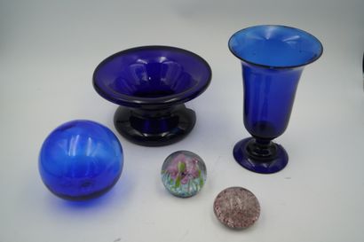 null Un vase, une sphère et coupe en verre et cristal teintés. On joint deux boules...