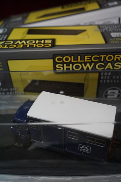 null COLLECTOR'S SHOW CASE
Réunion de 5 véhicules miniatures dans leur boîte comprenant...