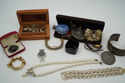 null Réunion de bijoux fantaisie dont bracelets, broches, chaîne de cou etc. … Une...
