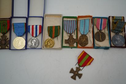 null Réunion de médailles militaires dont ; République française Guerre 1939-1945...