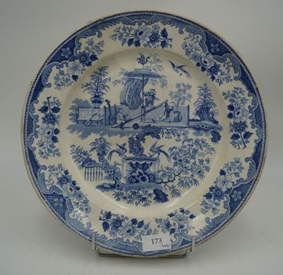null CREIL MONTEREAU, plat circulaire en faïence fine aux Chinoiserie. c. 1850. En...