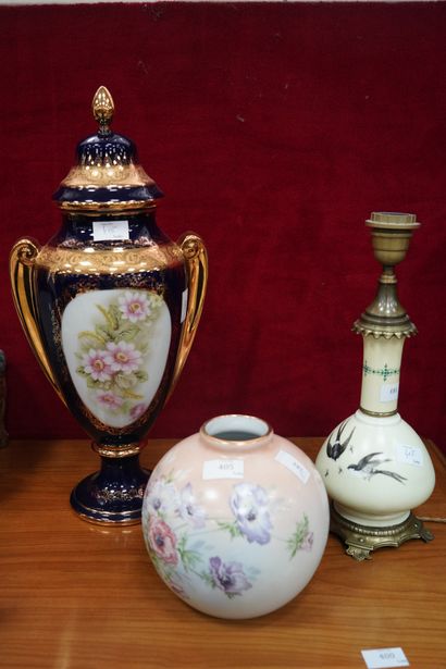 null LIMOGES, Vase couvert en porcelaine émaillée polychrome à décor d'un bouquet...