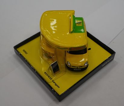 null CORGI
Réunion de 3 véhicules miniatures dans leur boîte comprenant : 1957 Shell...