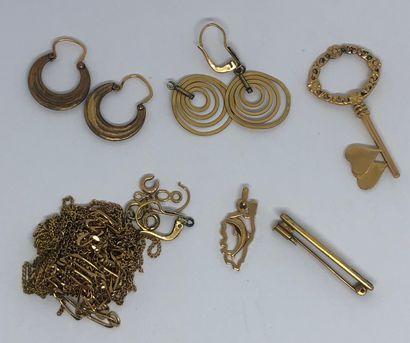 null Réunion de bijoux en métal doré comprenant chaines de cou, parties de chaines...