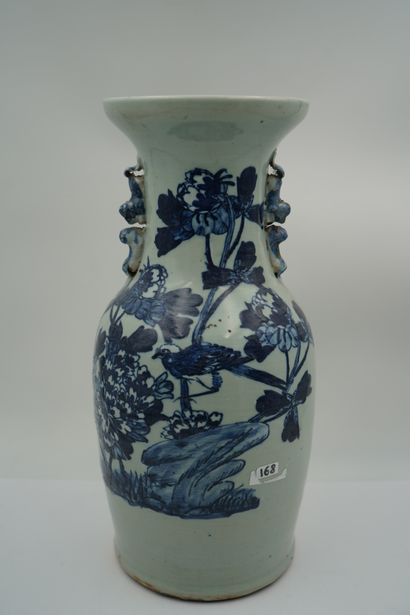 null Chine, XXe siècle
Vase balustre en porcelaine à décor de fleurs sur fond céladon....