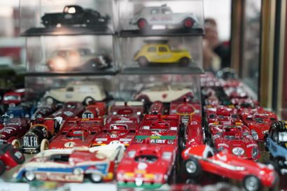 null Réunion d'automobiles miniatures dont Solido, Norev, IXO, comprenant Alfa Romeo,...