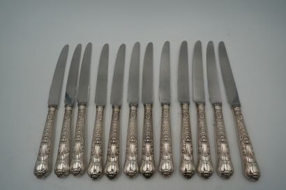 null Douze couteaux de table en argent fourré à décor de coquilles. 
Poinçons anglais....