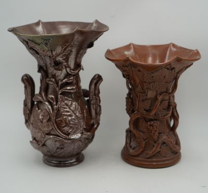 null Beauvaisie, dans le goût de Ziegler, deux vases de forme mouvementée en grès...