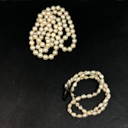 null Réunion de deux colliers de perles, l'un à triple rang, le second à un rang...