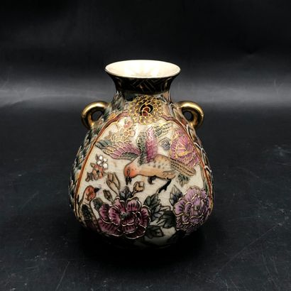 null SATSUMA, Japon (XXe), petit vase en faïence émaillée polychrome à décor de fleurs...