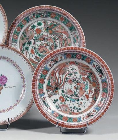 null Paire d'assiettes à bord godronné en porcelaine blanche décorée en émaux polychromes...