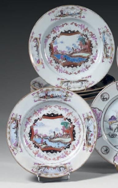 null Six assiettes en porcelaine blanche décorée en émaux polychromes d'un médaillon...