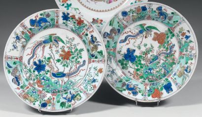 null Trois assiettes en porcelaine blanche décorée en émaux polychromes et bleus...