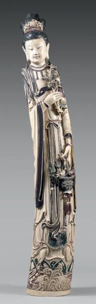 null Statuette de guanyin debout en ivoire à traces de polychromie, tenant une fleur...