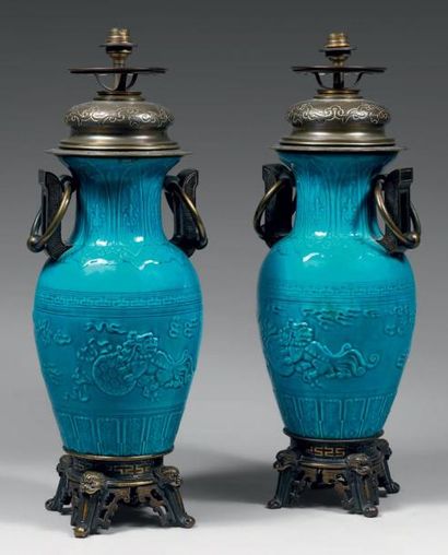 null Paire de vases balustres en porcelaine émaillée bleu turquoise à décor moulé...