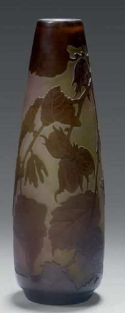 Émile GALLÉ (1846-1904) Vase à panse renflée et col resserré en verre doublé violet...